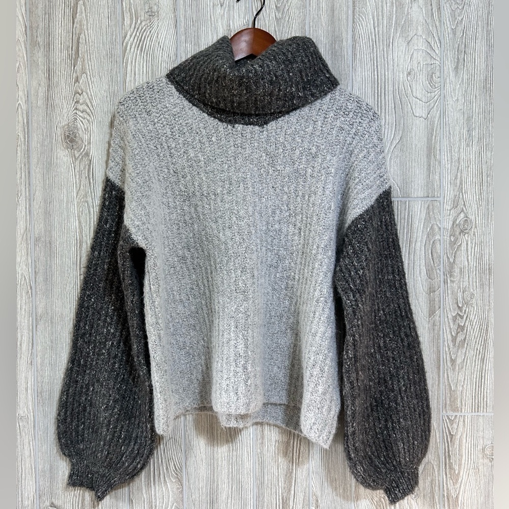 Kaisley Two Tone Gray Wool Blend Cowl Neck Balloon Sleeve Knit Sweater Size M